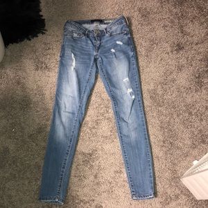 Ripped skinny jeans!💙
